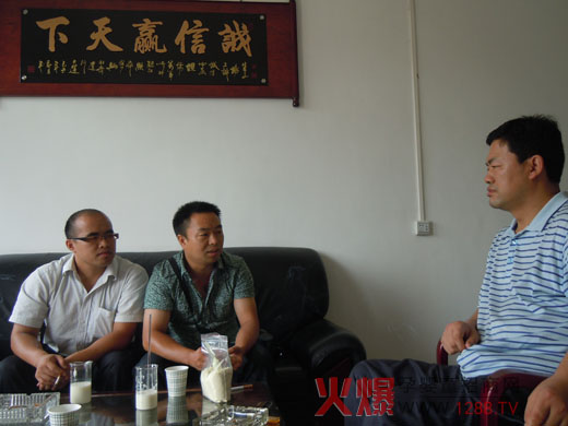 公司董事長(zhǎng)郭建文協(xié)同客戶品嘗奶粉