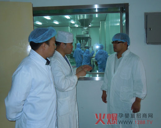 技術(shù)總監(jiān)舒勇在向他們講述生產(chǎn)工藝