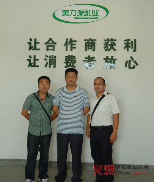 郭建文董事長(zhǎng)與客戶合影