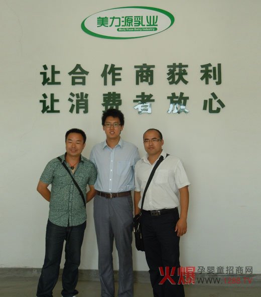 營(yíng)銷中心總經(jīng)理武鵬飛與客戶合影