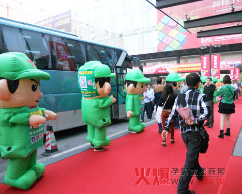 “火爆娃娃”恭迎參展商的到來