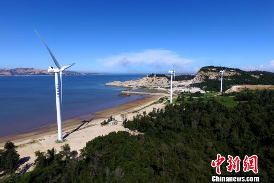 沿海灘而建的風(fēng)力發(fā)電機(jī)?！⊥鯑|明 攝
