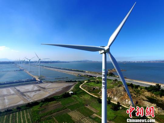 正在運(yùn)行中的風(fēng)力發(fā)電機(jī)?！⊥鯑|明 攝