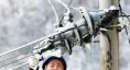 《情暖大山》四川達州供電公司員工在大山深處除冰保電。（何健 攝）