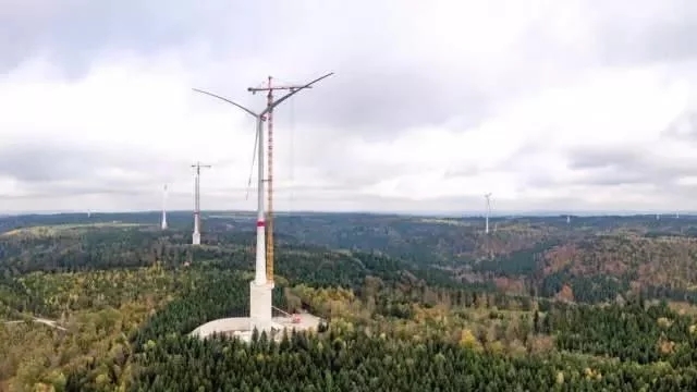 為風(fēng)力發(fā)電機加上個水泥罐，就能媲美馬斯克的100兆瓦時超級電池?!