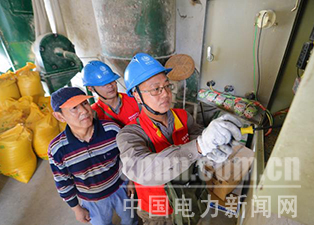 中國(guó)電力新聞網(wǎng)訊 通訊員 毛強(qiáng) 報(bào)道 近日，湖北武漢漢南區(qū)供電公司員工主動(dòng)放棄假期休息時(shí)間，來(lái)到農(nóng)村養(yǎng)殖戶家中，為其檢修飼料加工設(shè)備，服務(wù)農(nóng)村群眾增收致富。