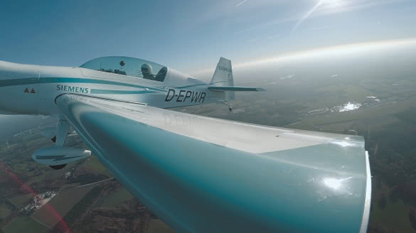 Extra 330LE電動(dòng)飛機(jī)采用西門(mén)子電機(jī)，創(chuàng)造了全新世界紀(jì)錄