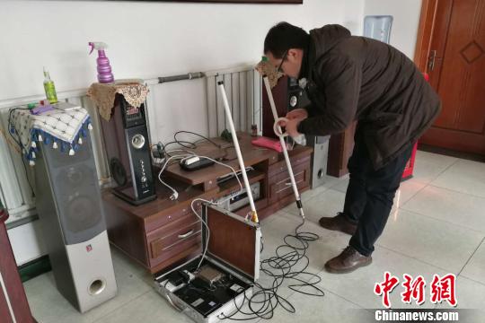 國家電網(wǎng)技術(shù)人員在在河北省淶水縣南郭下村的分布式光伏扶貧電站研發(fā)5G技術(shù)傳輸?！≮w明 攝