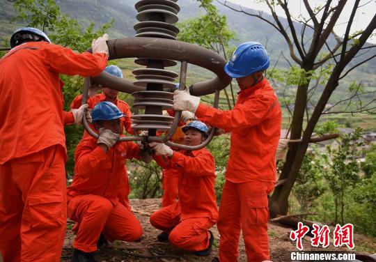 圖為電力工人首次在特高壓復(fù)奉線重慶段開展整串絕緣子串更換工作?！≈芤?攝