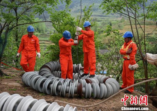 圖為電力工人首次在特高壓復(fù)奉線重慶段開展整串絕緣子串更換工作?！≈芤?攝