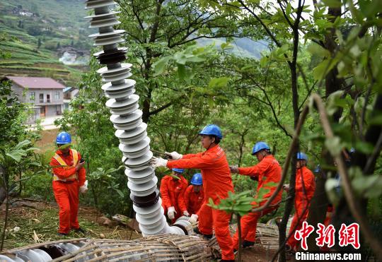 圖為電力工人首次在特高壓復(fù)奉線重慶段開展整串絕緣子串更換工作。　周毅 攝