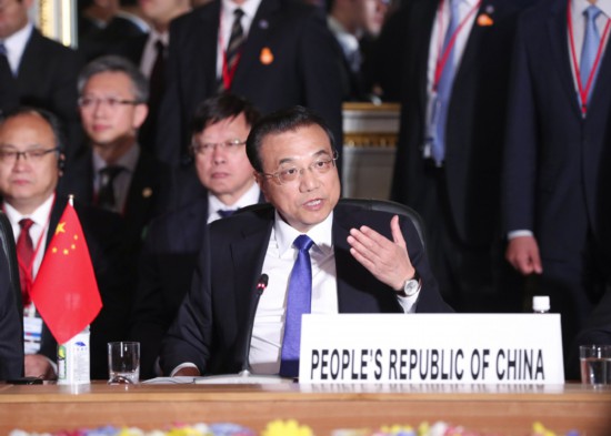 當地時間5月9日上午，李克強總理在出席中日韓領導人會議時表示，亞洲國家數量眾多，發(fā)展水平差異較大。中日韓發(fā)展走在亞洲前列，應集聚三方優(yōu)勢，通過“中日韓+X”模式，在產能合作、減貧、災害管理、節(jié)能環(huán)保等領域實施聯合項目，發(fā)揮三方在裝備、技術、資金、工程建設等方面的各自優(yōu)勢，共同開拓第四方甚至多方市場，帶動和促進本地區(qū)國家實現更好更快發(fā)展。