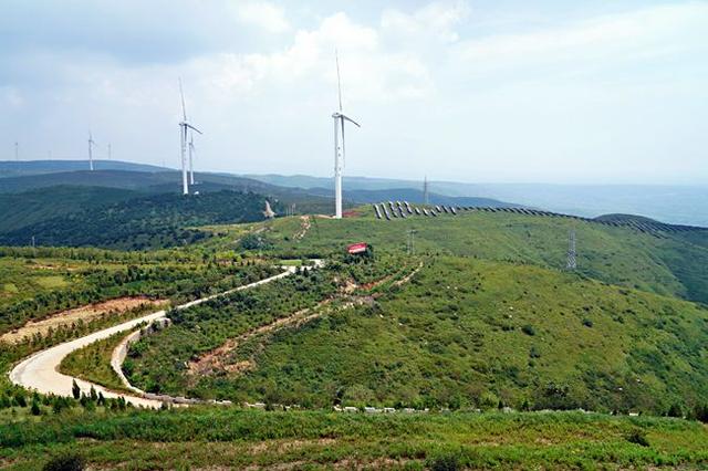 風(fēng)光絕美搭配 ！無人機與風(fēng)力發(fā)電機“試比高”