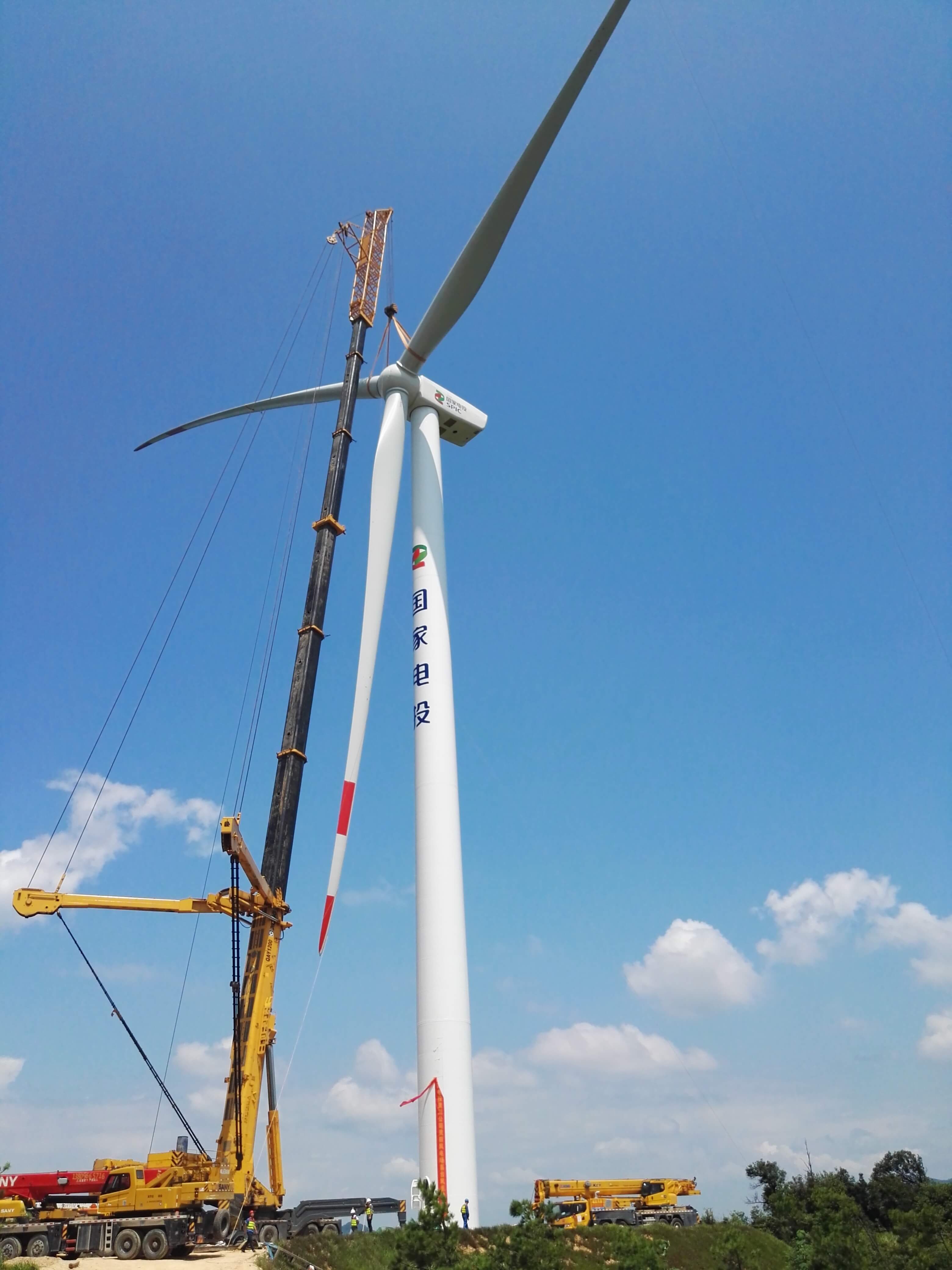 靈川縣靈田風(fēng)電場(chǎng)首臺(tái)機(jī)組吊裝完成