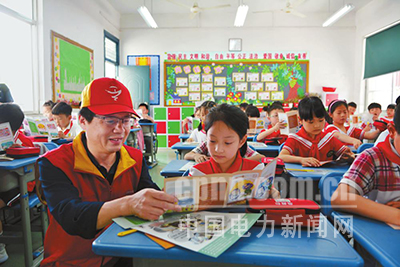 近日，浙江富陽(yáng)供電公司紅船共產(chǎn)黨員服務(wù)隊(duì)走進(jìn)校園，隊(duì)員們用自制的用電教具，簡(jiǎn)單易懂地向孩子們介紹電力常識(shí)和安全用電方法，增強(qiáng)孩子們的自我保護(hù)意識(shí)。