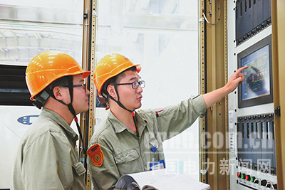 近日，國電哈密煤電開發(fā)有限公司在2號(hào)機(jī)組檢修期間，開展了“C修微課堂”崗位練兵活動(dòng)，助力青工成長成才，掀起了“學(xué)技術(shù)、提素質(zhì)”的熱潮。圖為該公司電氣二次班勵(lì)磁專工在講解勵(lì)磁小電流試驗(yàn)原理。