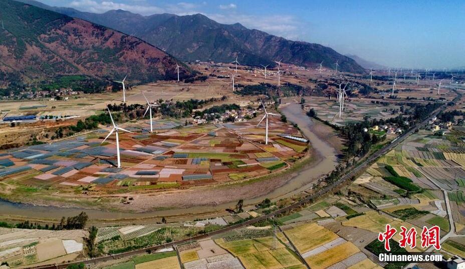 4月8日，四川德昌縣安寧河峽谷200余座風(fēng)電，與成昆鐵路、京昆高速公路、田園和大山相融，成為一道靚麗的風(fēng)景。