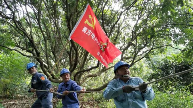      9月17日，該局組織搶修人員544人次、車輛154臺(tái)次，成立了9支黨員突擊隊(duì)、8支青年突擊隊(duì)投入到搶修復(fù)電戰(zhàn)役中。