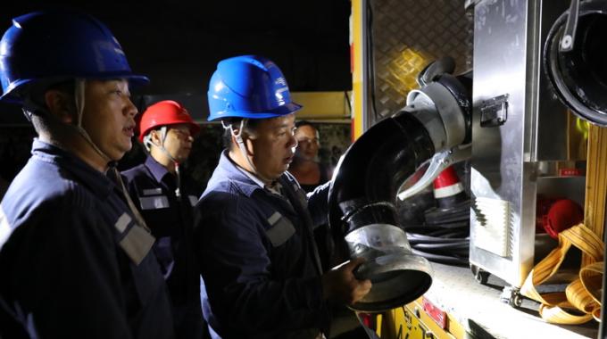 電力應(yīng)急排澇車兼具發(fā)電和排澇的功能，不需依賴外接電源，在應(yīng)急搶修過程中使用十分方便。只要將一端的水管插入積水，另一端接入河道，啟動電機便可迅速排水。這臺大功率排澇車的特點是吸力大、吸程高，最大吸水深度可達20左右，每分鐘的抽水量大1000升，若水深在10米以內(nèi)，每分鐘的吸水量可到1800升至2000升。