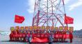 項(xiàng)目部成員打出“擼起袖子加油干 建成世界最高塔”的條幅，慶祝380米世界第一輸電雙子塔圓滿完成。