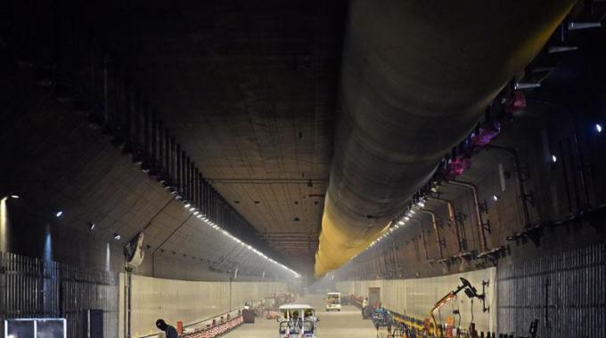  廣東電網(wǎng)公司承擔(dān)著對人工島及港珠澳大橋本體工程的供電任務(wù)，同時為粵港澳三地的綜合運輸體系和高速路網(wǎng)提供電力保證。早在港珠澳大橋于2009年12月15日正式動工以來，廣東電網(wǎng)公司珠海供電局便成立了港珠澳大橋供電專項服務(wù)小組，9年間一直跟隨建設(shè)進度及時滿足各項用電需求。